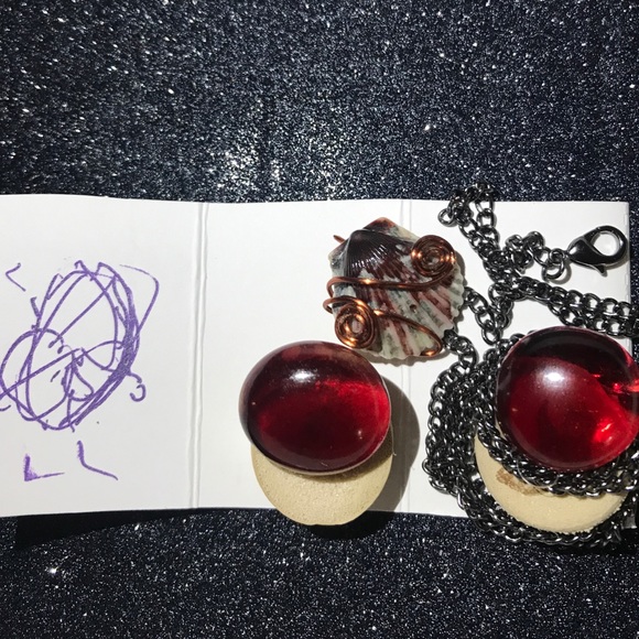 Black and Red Scallop Shell Necklace - Picture 4 of 4